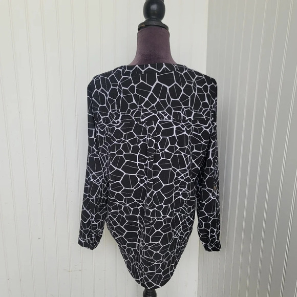 Jennifer Lopes Women’s Top Blouse Animal Print Black White Gold Print V-Neck M - Picture 2 of 16
